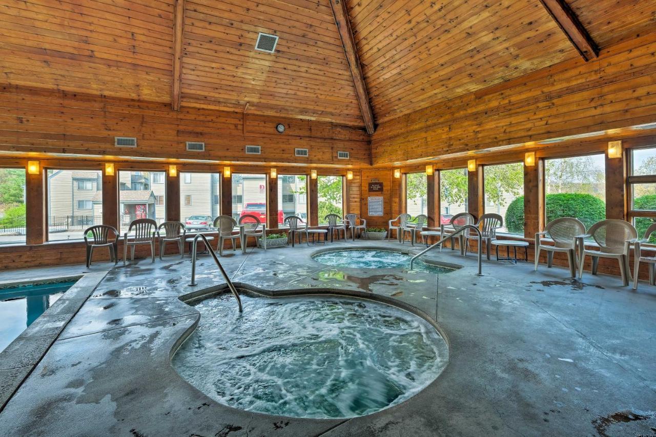 Unique Smokies Ski Shack With Mountain-Top View 개틀린버그 외부 사진